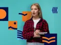 Zastanawia się, czy jest matura ustna z matematyki. Dziewczyna z zeszytem i ołówkiem, otoczona geometrycznymi kształtami.