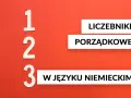 Drewniane cyfry 1, 2, 3 obok napisów: "LICZEBNIKI PORZĄDKOWE W JĘZYKU NIEMIECKIM".