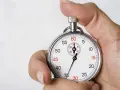 Dłoń trzyma stoper, który może mierzyć, ile trwa egzamin z matematyki. Czasomierz wskazuje około 3 minut.
