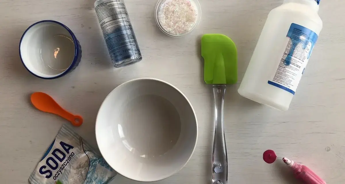 Składniki do zrobienia slime: klej, soda oczyszczona, aktywator, brokat i miseczki.