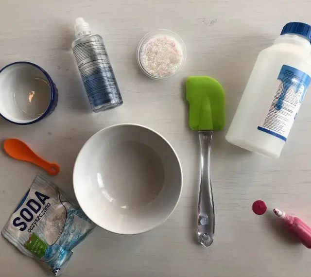 Składniki do zrobienia slime: klej, soda oczyszczona, aktywator, brokat i miseczki.