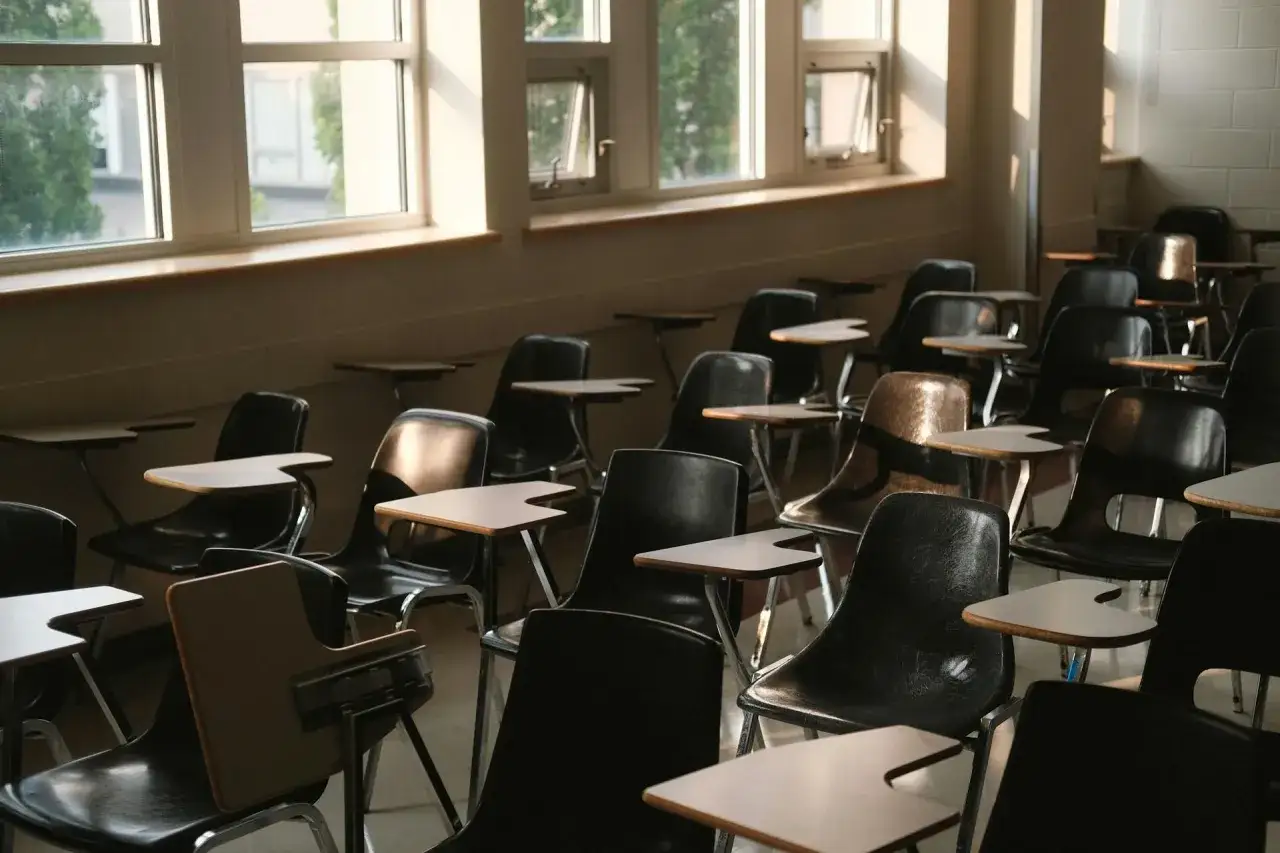 Puste krzesła w sali lekcyjnej, czekające na uczniów. Zastanawiasz się, ile dni trwają matury?